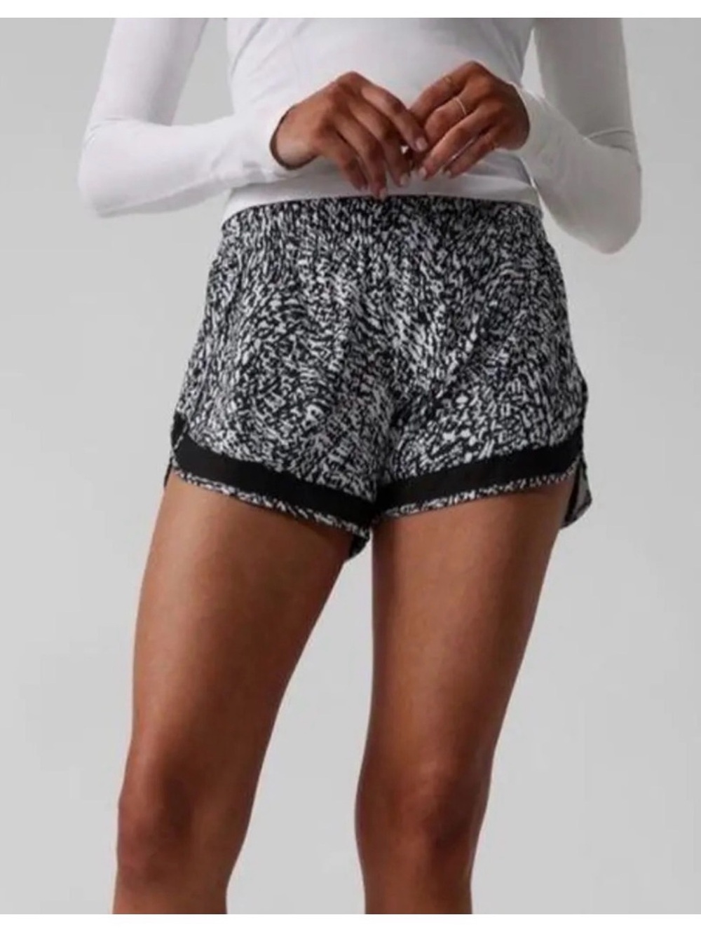 Athleta Lined Mesh Racer Run 4" Shorts Women's L Black white Geometric Shorts